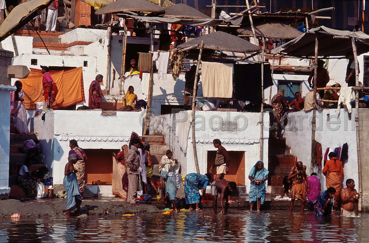 Morning bath in the holy Ganges, Varanasi (Benares), India
 (cod:India 45)